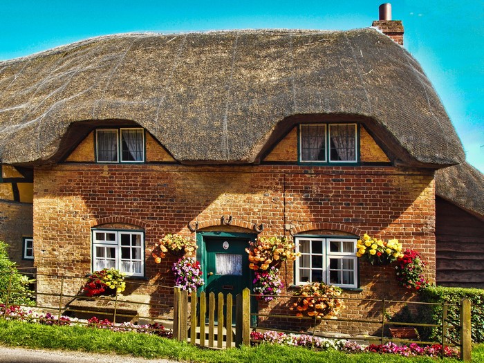 Thatched cottage in Hampshire, England