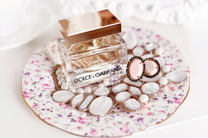 Dolce & Gabbana The One Perfume Bottle with Jewelry