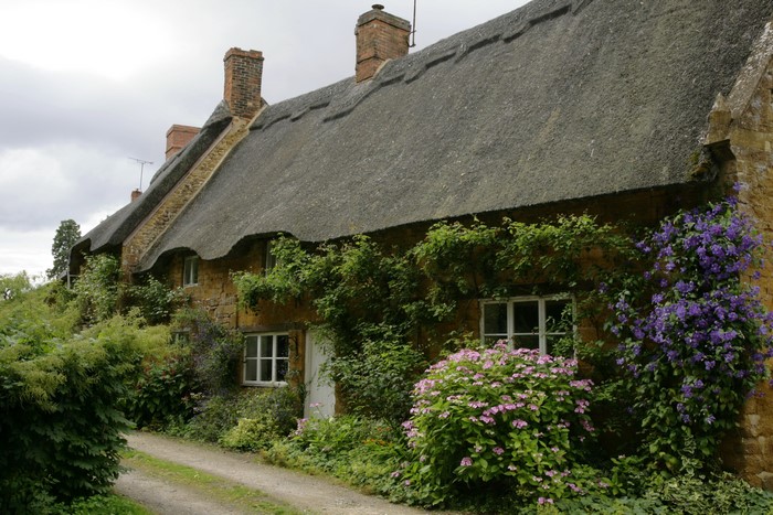Thatched roof cottages in Balscote, England