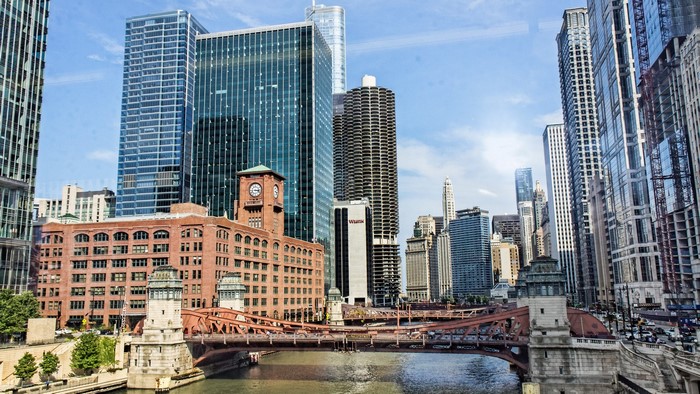 Chicago cityscape with bridges and skyscrapers