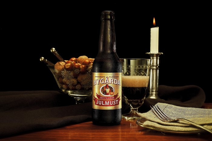 Nygårda Julmust bottle and glass with nuts and candle