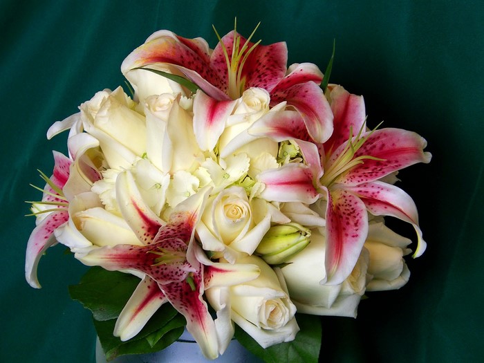 Bouquet of white roses and pink lilies
