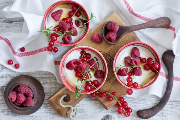 Yogurt with raspberries and currants