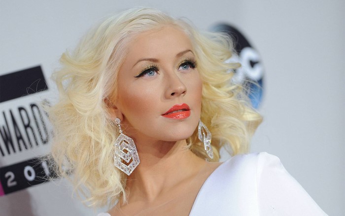 Christina Aguilera wearing large diamond earrings