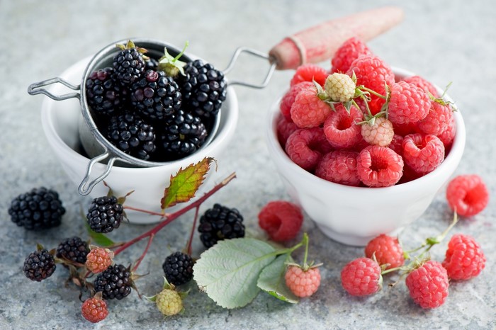 Blackberries and raspberries in bowls
