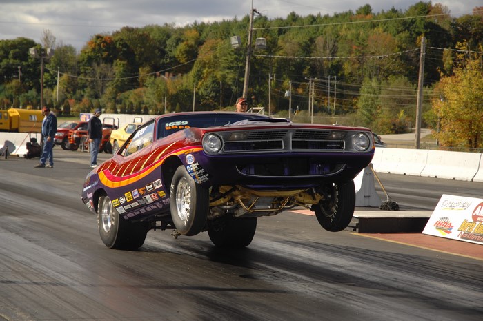Plymouth Barracuda drag racing