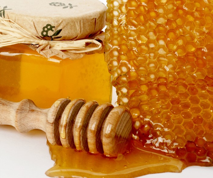 Honey jar and honeycomb with dipper