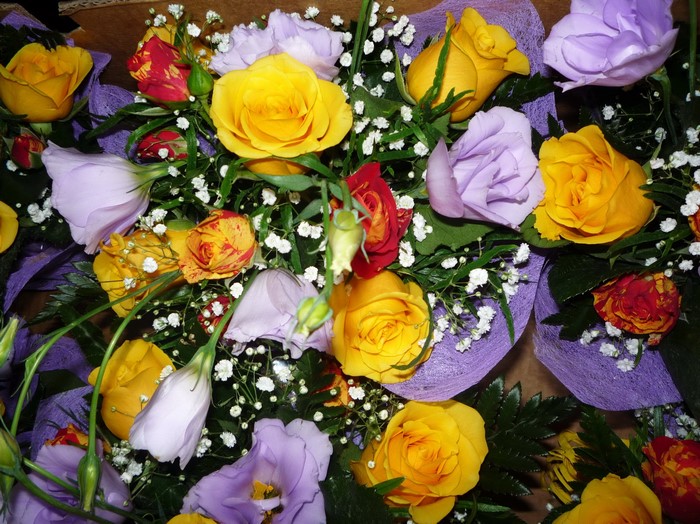 Bouquets of Roses and Eustoma flowers