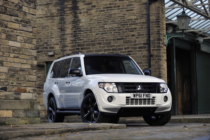 White 2012 Mitsubishi Shogun Black SUV