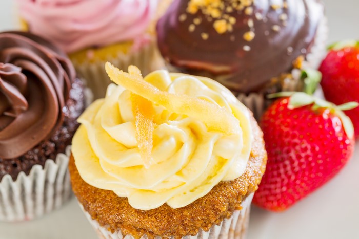 Cupcakes with frosting and strawberries