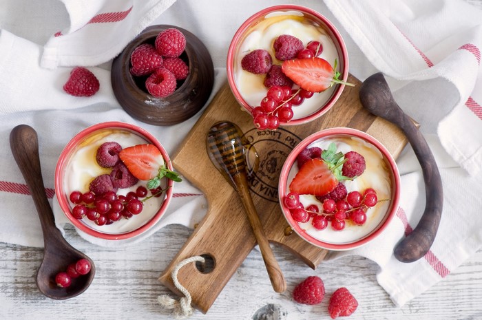 Yogurt with berries and honey
