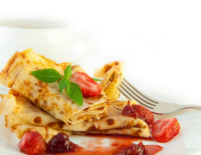 Pancakes with strawberries and jam