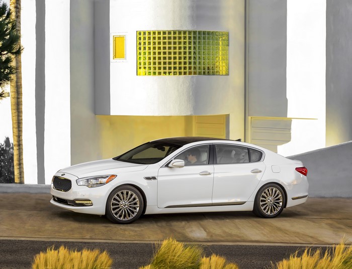 White 2014 Kia K900 Sedan