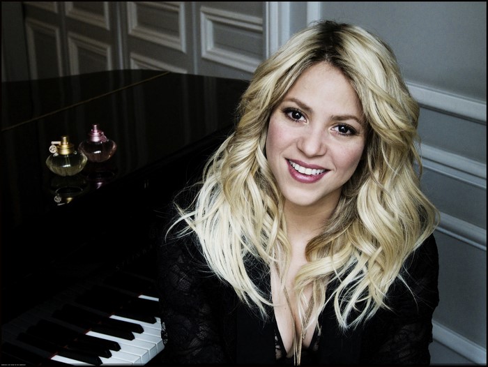 4k Shakira Hair Blonde Girl Glance Smile Piano Hd Wallpaper