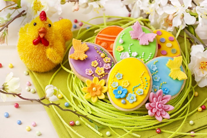 Easter cookies and chick decoration