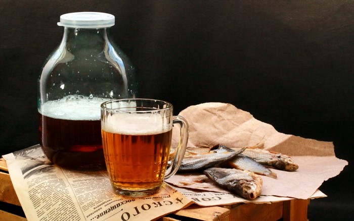 Beer in a mug and jar with dried fish