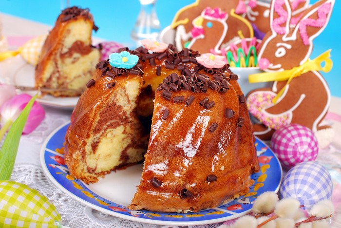 Easter Marble Cake with Gingerbread Cookies and Eggs