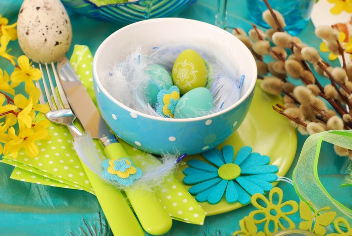 Easter table setting with eggs and flowers