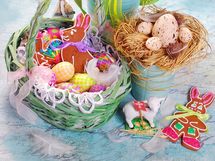 Easter basket with gingerbread cookies and eggs