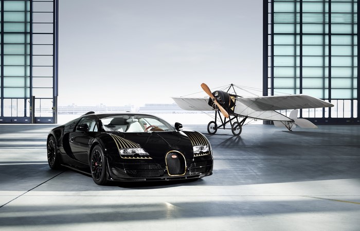4K Bugatti Veyron 16.4 Black Bess and Airplane