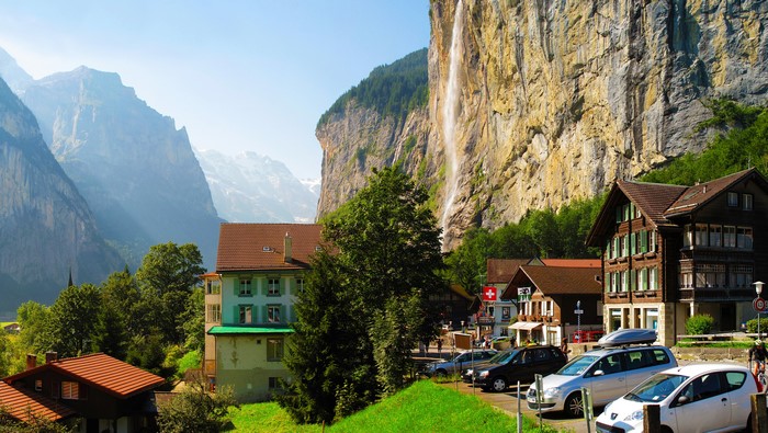 4K Lauterbrunnen Switzerland Mountains and Houses
