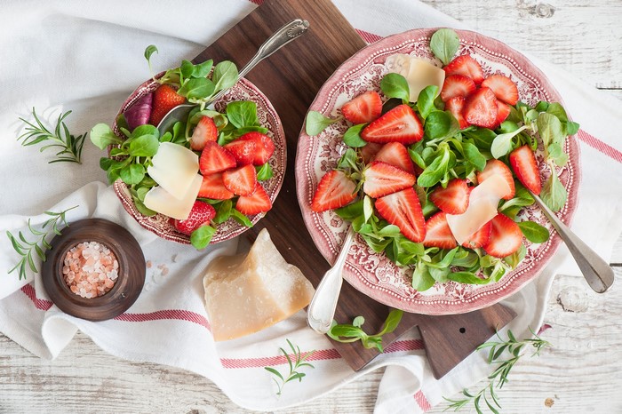 Strawberry and cheese salad with lamb's lettuce