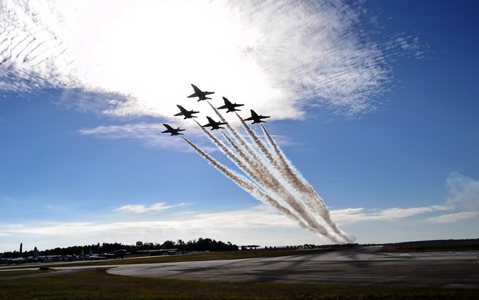 Blue Angels F/A-18 fighter jets perform aerobatics