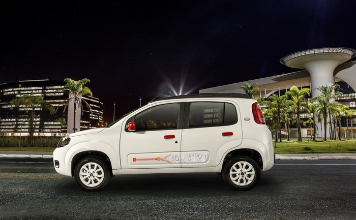 White Fiat Uno College parked at night
