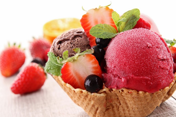 Ice cream with strawberries and mint