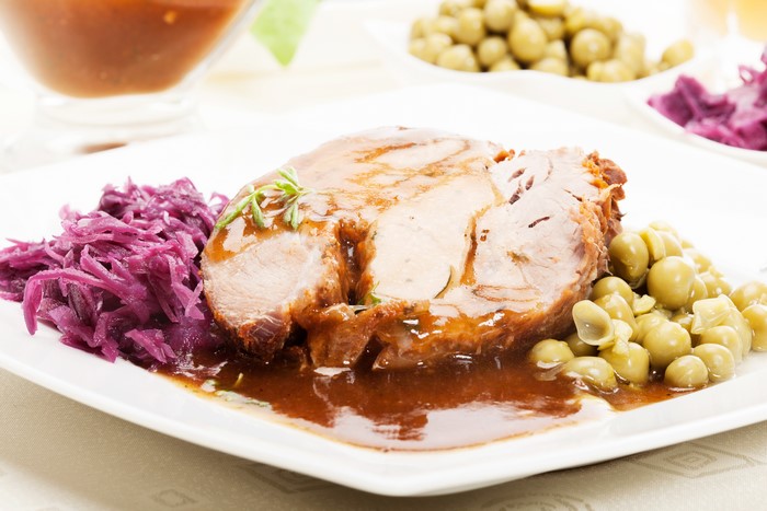 Roast meat with red cabbage and peas