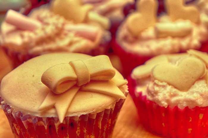 Cupcakes with bowknot and heart decorations