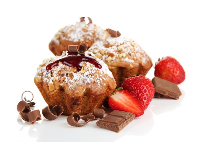 Muffins with strawberries and chocolate
