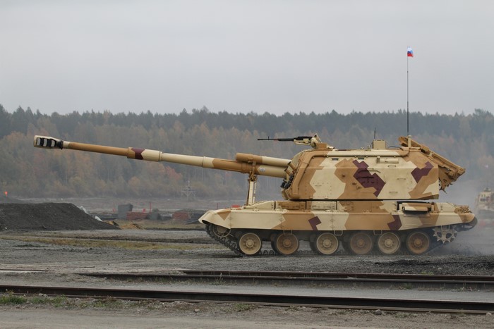 2S19M1 MSTA-S self-propelled howitzer with Russian flag