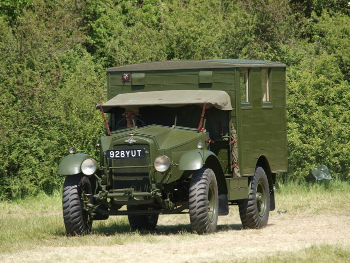 Green Morris Commercial Truck with license plate 928YUT