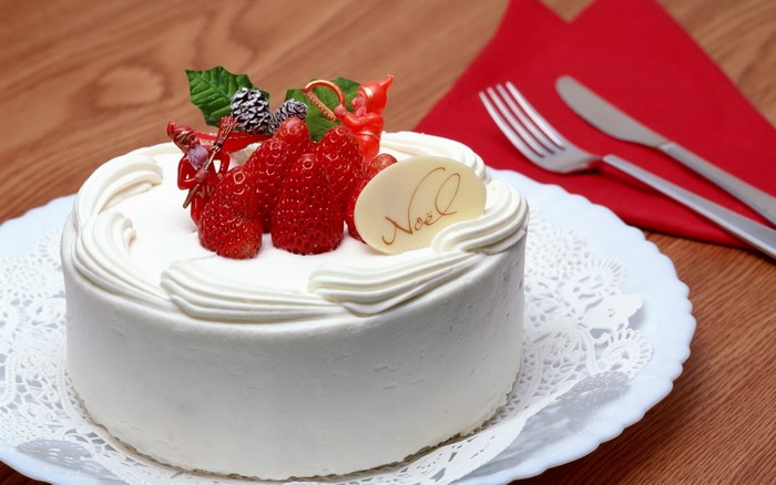 Christmas cake with strawberries and Noel decoration