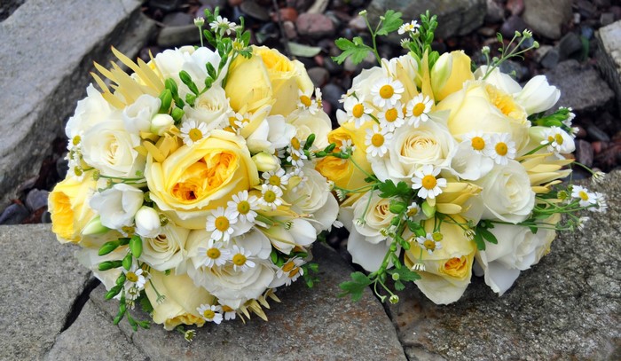 Two bouquets of yellow and white roses with camomiles