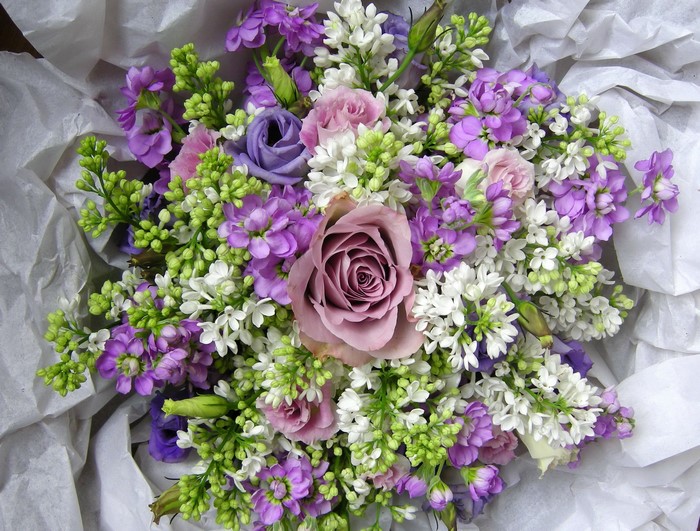 Bouquet of Roses and Lilac flowers