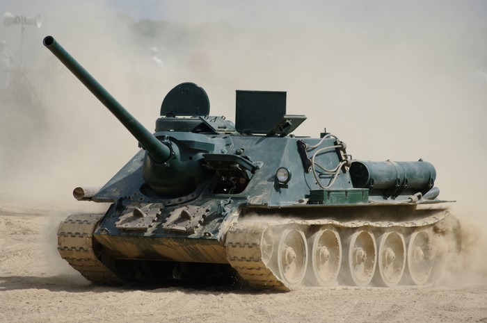 4K SU-100 SPG in dust