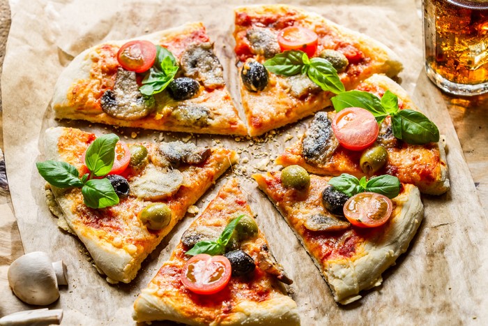 4K Pizza with Mushrooms, Tomatoes, and Basil