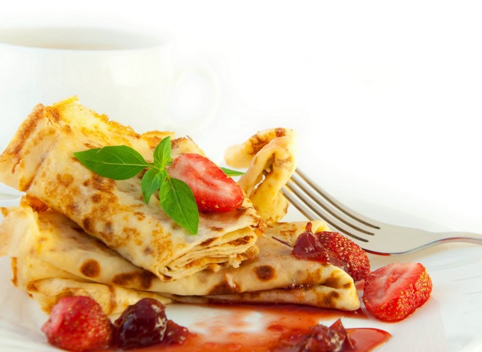 Pancakes with strawberries and jam