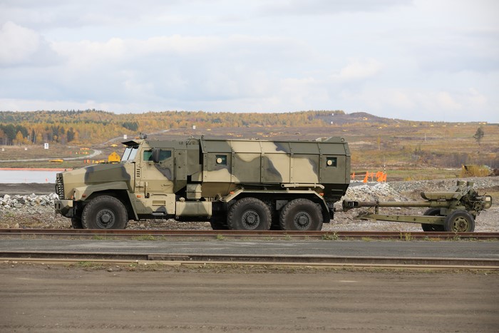 Ural-63095 Typhoon military vehicle towing artillery