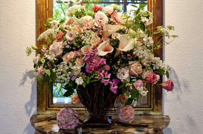 Floral arrangement with roses and calla lilies