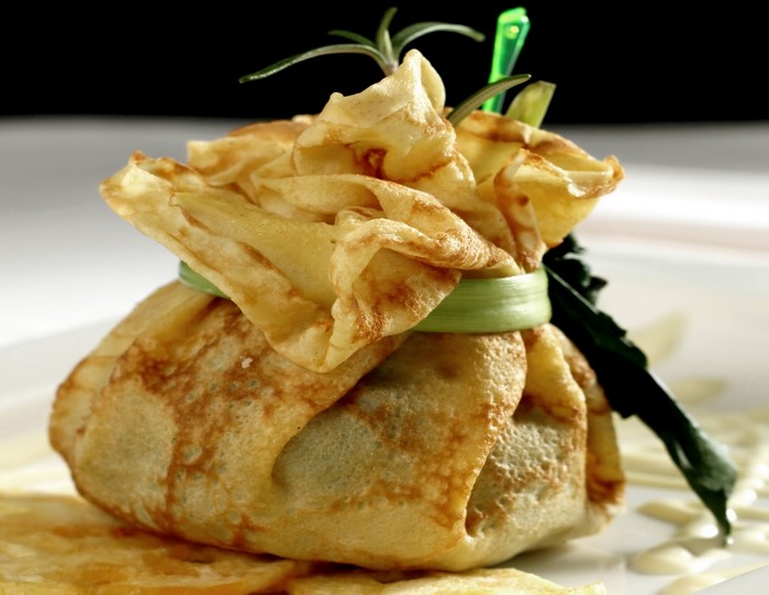 Pancake pouch with garnish