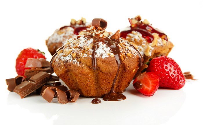 Muffins with strawberries and chocolate