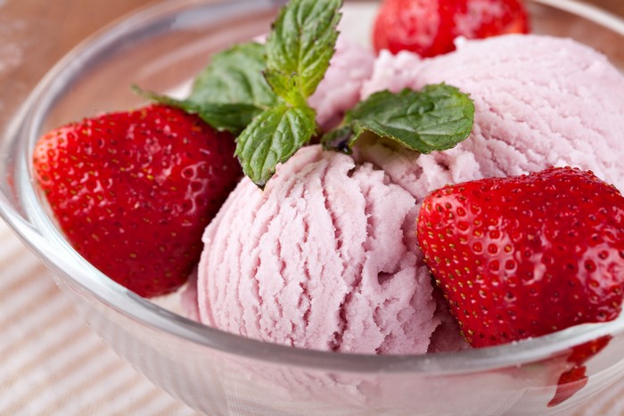 Strawberry ice cream with fresh strawberries and mint