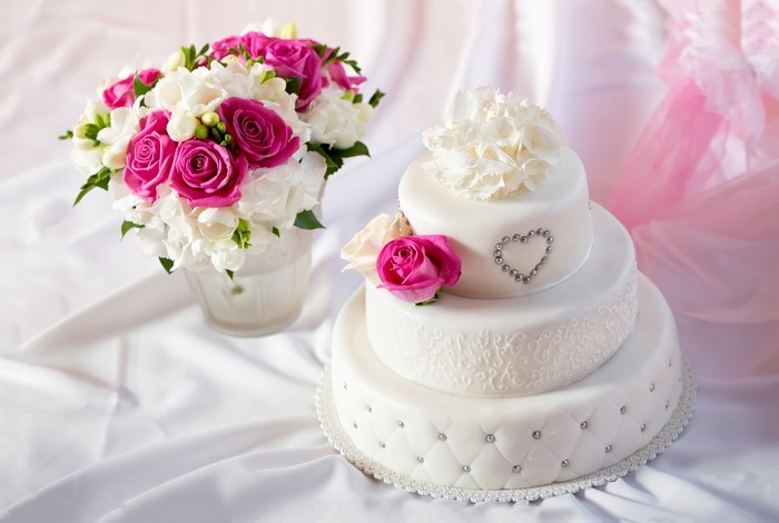 Wedding Cake and Pink Roses Bouquet