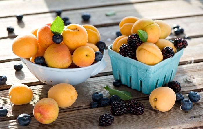 4K Fruit: Blueberries, Blackberries, and Apricots