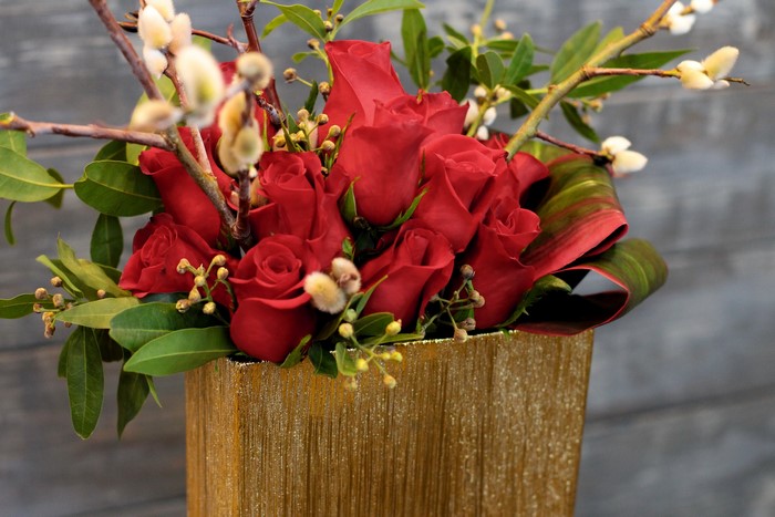 Elegant Red Roses Arrangement in Golden Vase