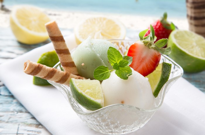 Ice cream with fruit and wafer rolls