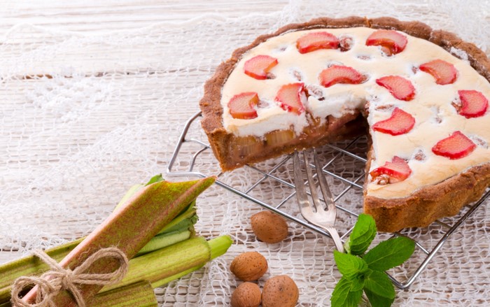 Rhubarb tart with cream and nuts